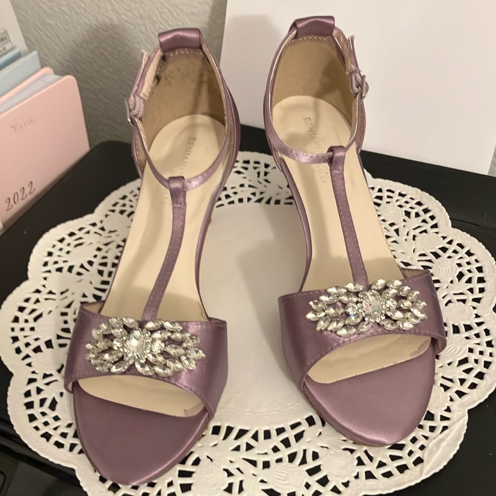 Benjamin Walk Dyeables Lavender Pumps W/Rhinestones Size 7M